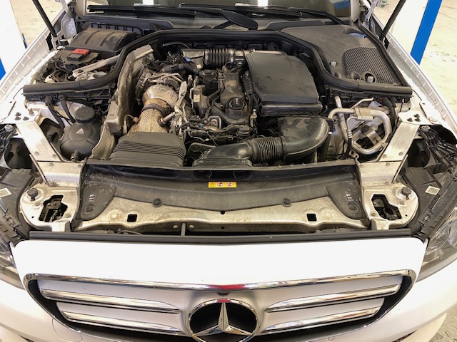 Mercedes Benz E220D garanční prohlídka, palivový filtr, motorový olej, dekarbonizace motoru