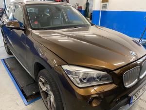 BMW X1 garanční servis, oprava dveří, plnění klimatizace