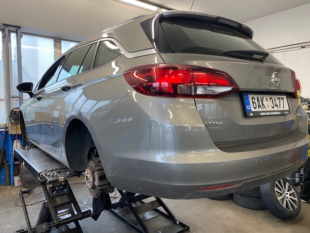 Opel Astra garanční prohlídka, přezutí pneu