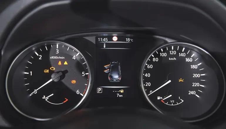 Co znamenají rozsvícené kontrolky v autě – přehled, význam a řešení